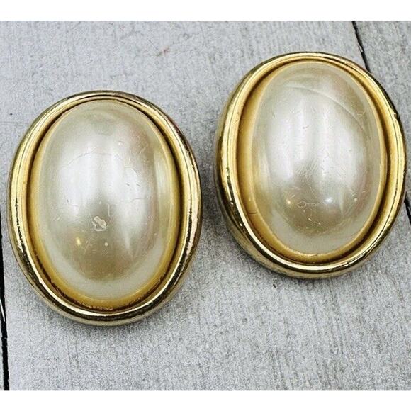 Christian Dior Vintage Gold Tone Oval Clip On Earrings Faux Pearl Cabochon - Picture 2 of 16